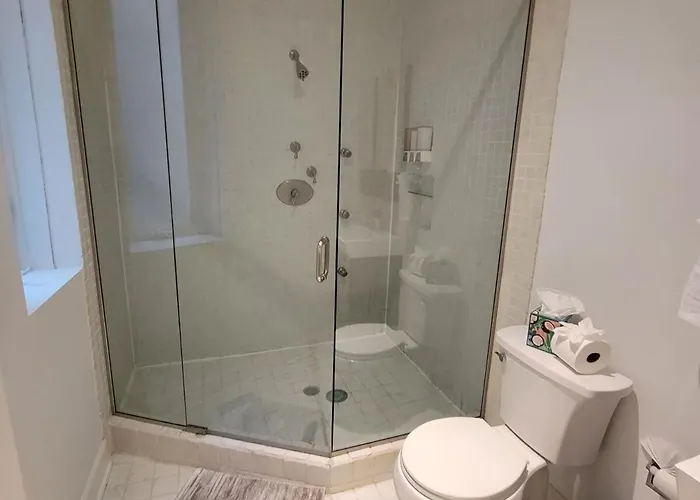Spacious Comfy 2br Near Highwaytrain Station *