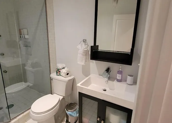 Spacious Comfy 2br Near Highwaytrain Station