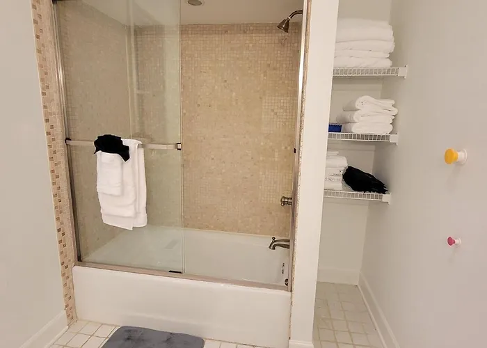 Spacious Comfy 2br Near Highwaytrain Station