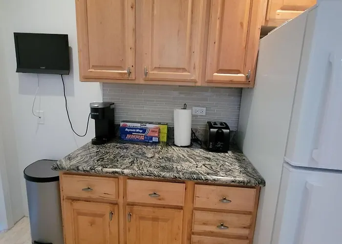 Spacious Comfy 2br Near Highwaytrain Station *