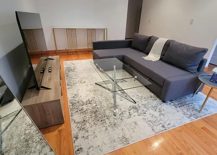 Spacious Comfy 2br Near Highwaytrain Station *