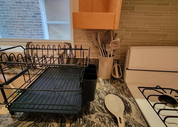 Spacious Comfy 2br Near Highwaytrain Station *