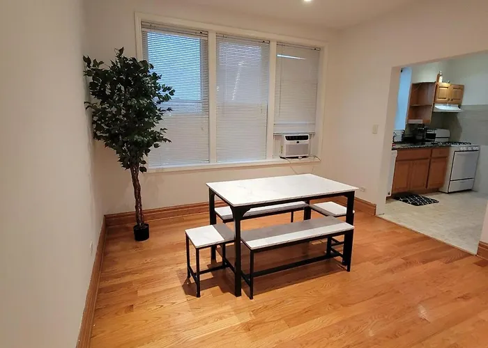 Spacious Comfy 2br Near Highwaytrain Station Apartment *
