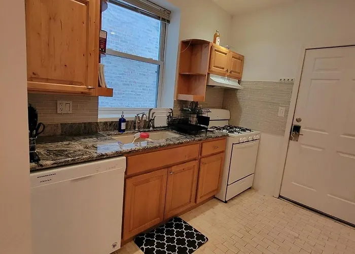 Spacious Comfy 2br Near Highwaytrain Station Apartment