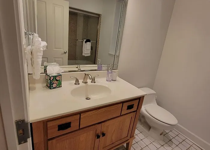 Spacious Comfy 2br Near Highwaytrain Station